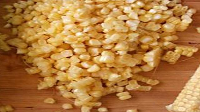 Жареный картофель с кукурузой и яйцом
