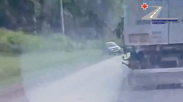 На трассе в Удмуртии водитель "Гранты" зацепил обочину и влетел во встречную фуру