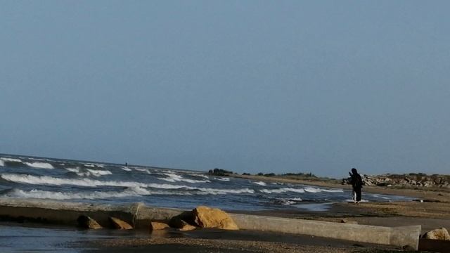 Прогулка по берегу каспийского моря, на берегу моря очень красиво, красивые волны, шум моря
