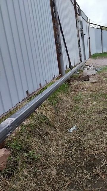 Откатные ворота своими руками. Установлена шина.