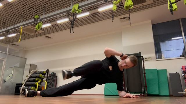 Подтягивание колена к груди в боковой планке (SIDE PLANK KNEE TO ELBOW)