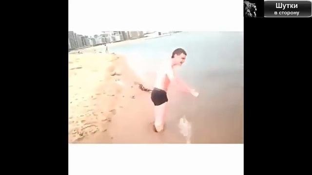 Смешной человек на море!  Свят в крыму!