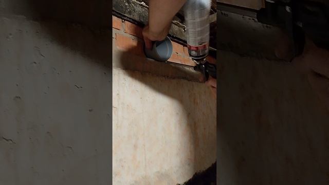 памагаю деду в подполе