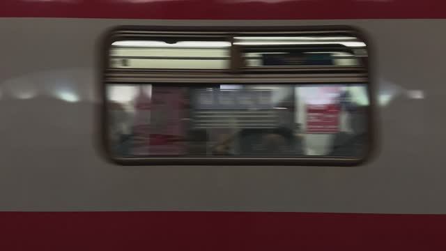 Шепот города: звуковая поэтика повседневного. Метро.