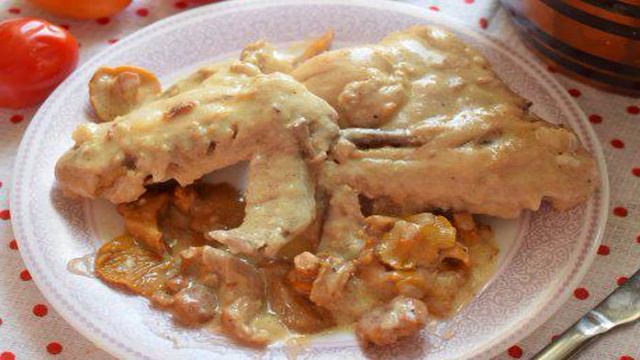 Курица с лисичками в сливочном соусе