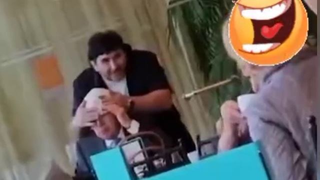 😂Томасу Баху, бывшему президенту МОК, неожиданно надевают памперс на голову.