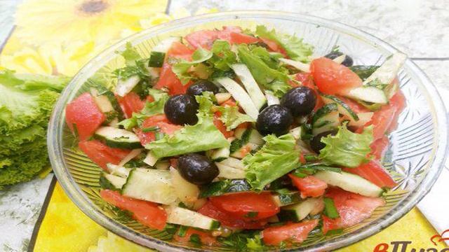 Салат овощной с маслинами