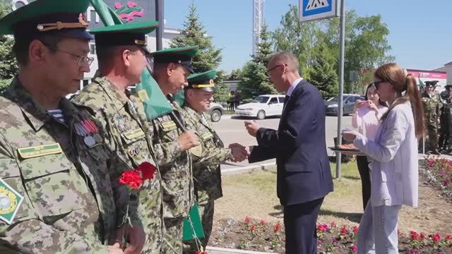 Вручение медали «Участнику торжественного парада» главой Ютазинского района.