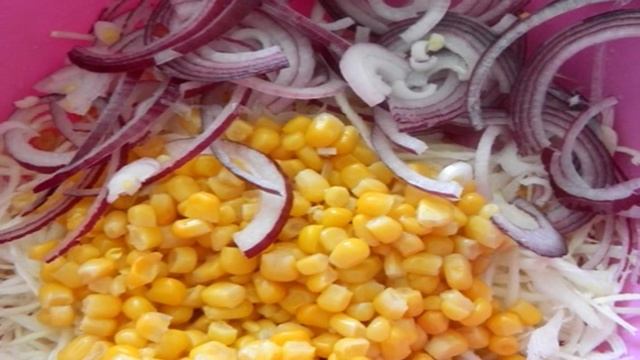 Капустный салат с морковью и кукурузой
