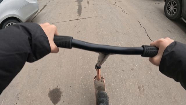 Катаемся на самокате)