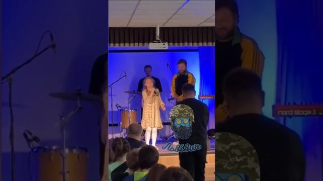 Украинский певец пригласил на сцену ребенка и попросил его заспиваты письню. 😲 Но случилась зрада!