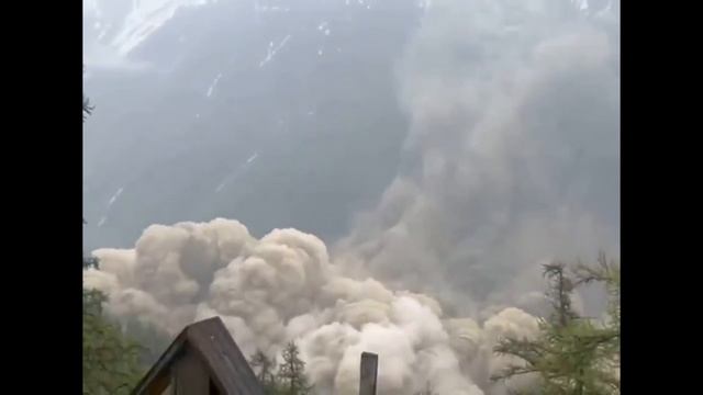 В Швейцарских Альпах обрушился большой ледник, разрушив почти всю деревню в долине.