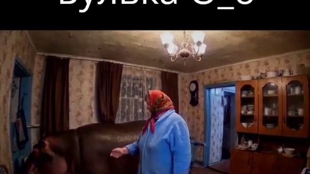 Пенсионерка завела дома огромного бегемота и теперь ездит на нём до магазина.

Его назвали «Булька»