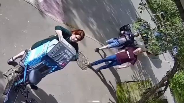 Просто проходили мимо и украли продукты у курьера
