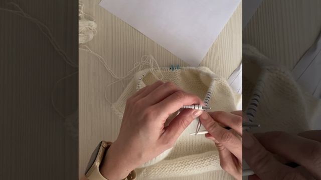 Капор , видео 8, снятие петель лицевой части на доп спицу , переход на поворотное вязание