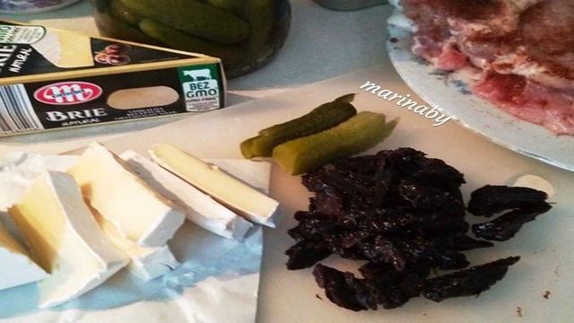 Рулетики из свинины с сыром Дор Блю и черносливом
