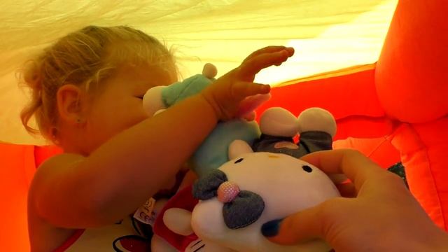 Диана и Рома Диана и игрушки Hello Kitty на БАТУТЕ, Хелло Китти Toys for Girls