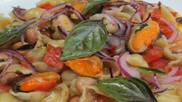 Мидии с макаронами и фасолью