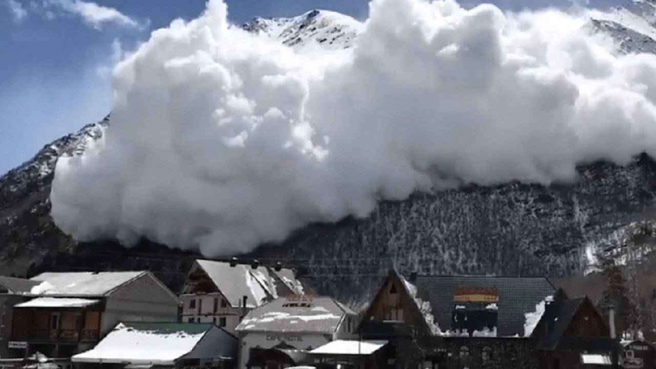 Сход лавины уничтожившей 90% деревни попал на видео