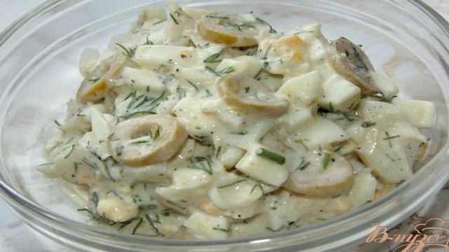 Рыбный салат с яйцами и зелеными оливками