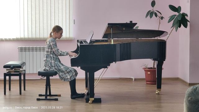 Анна Едиг на вечере для родителей фортепианного отделения ДШИ 21 Омск 28 мая 2025