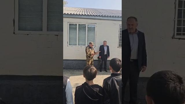 Встреча в школе в селении Цухда и вручение благодарственного письма родителям погибшего на СВО