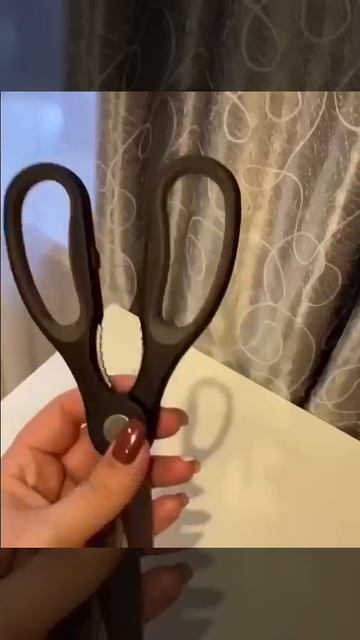 Как открыть бутылку ножницами правильно?
