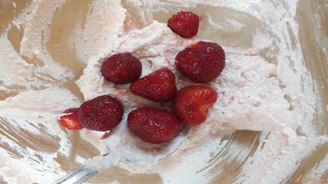 Творожный десерт с клубникой