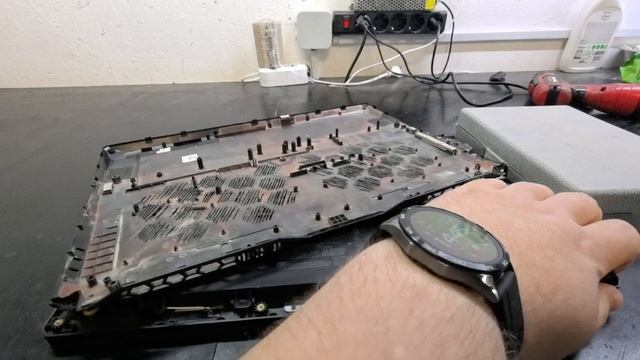 Пломбы сорваны, мозги – тоже. Кто изуродовал этот ASUS?