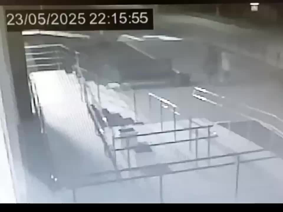 В Троицке вандалы выкопали и вытоптали цветы.