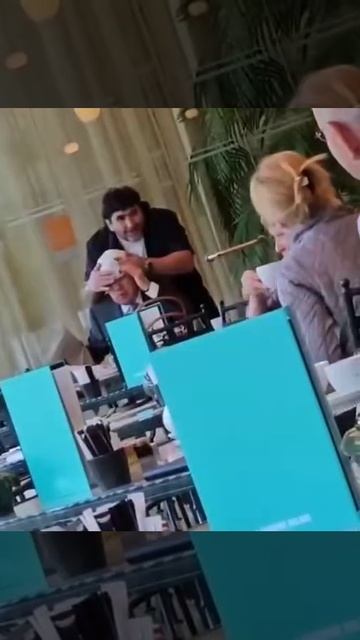 В сети завирусилось видео, как экс-главе МОК Томасу Баху надели на голову подгузник.