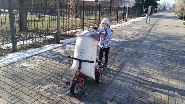 Вика везёт наполнитель для кресла-мешка.
