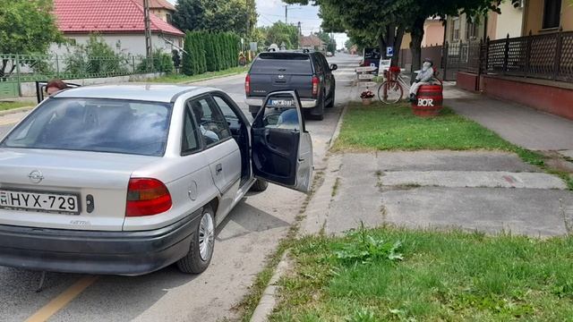 Megint pár önkényes sávlezáró, torlaszoló. Az idős asszony például nem is tudta hogy tilosban parkol