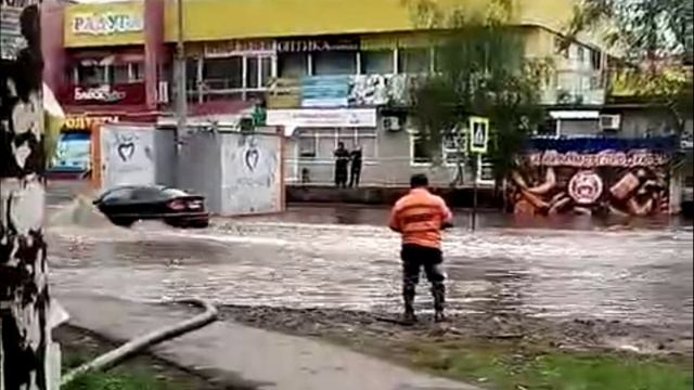 Уровень воды в Омске на улице Жуковского