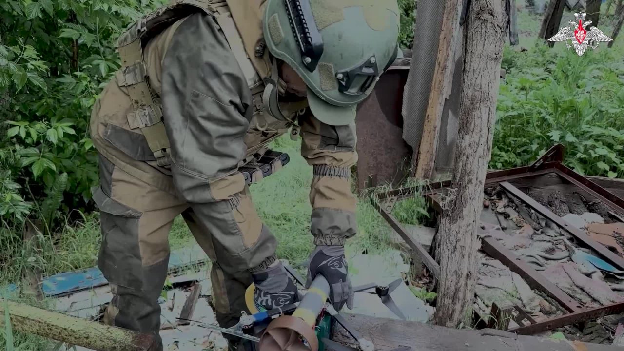 Расчёт FPV-дронов группировки «Днепр» уничтожил укреплённый блиндаж с живой силой противника.