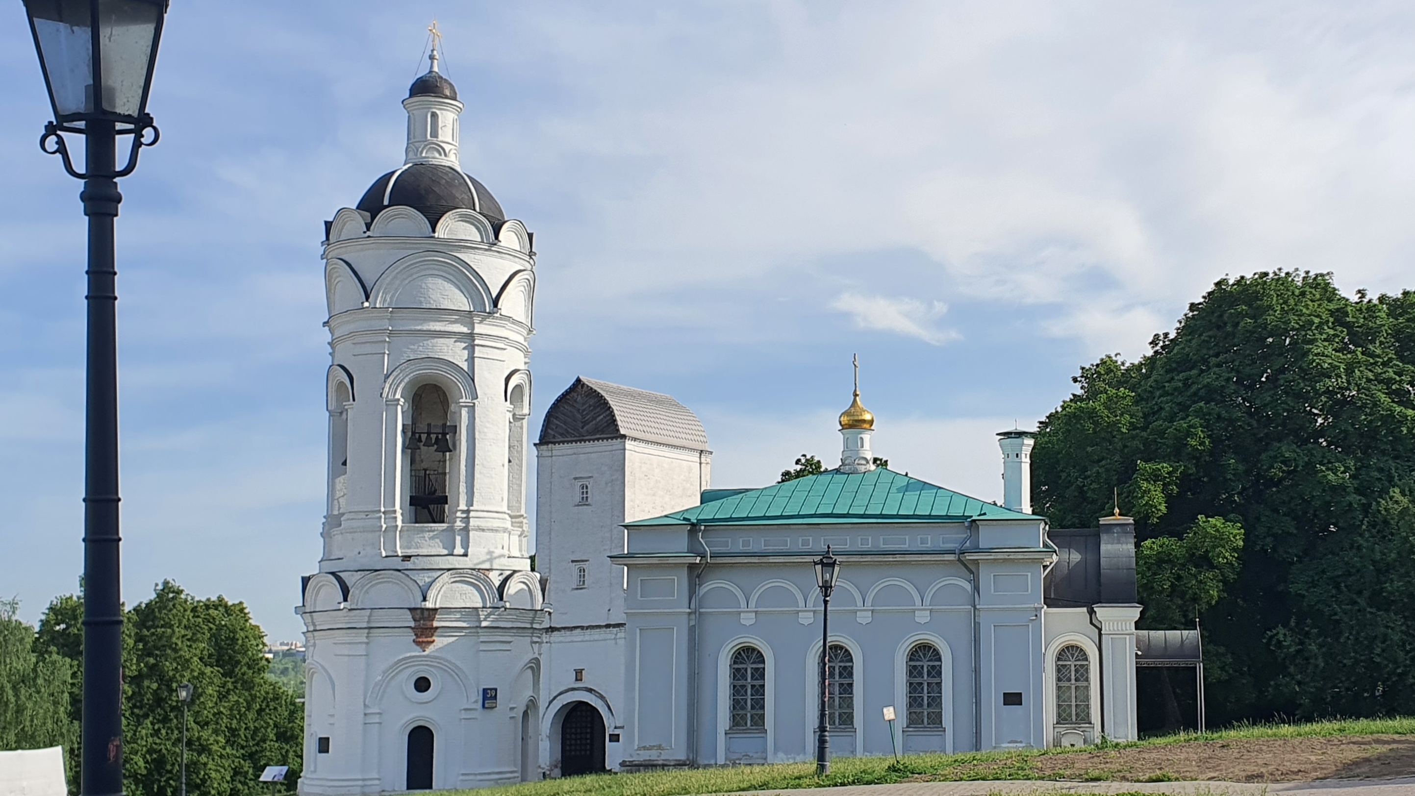 Храм Георгия Победоносца в Коломенском и колокольня середины XVI века.