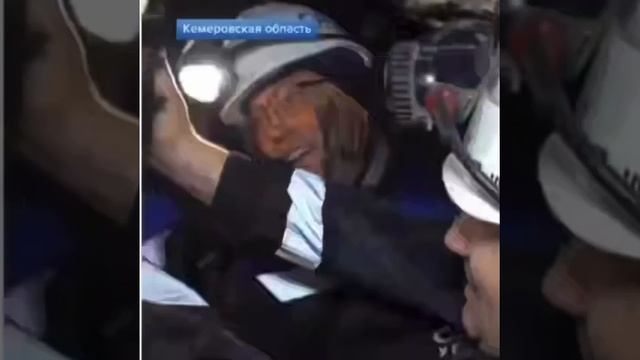 На самом деле в Кемеровской области действительно такая традиция мазать щеки перед первым спуском