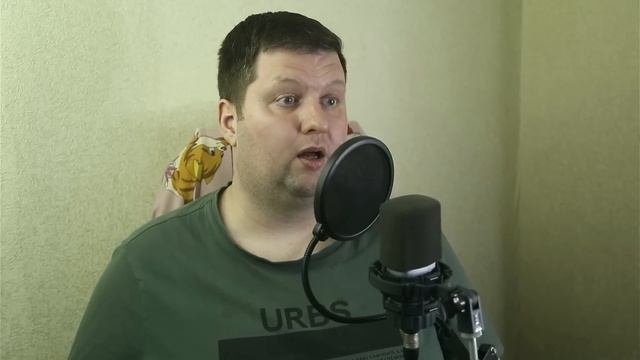 Жена устроилась мыть полы в офис к мужу, чтобы следить