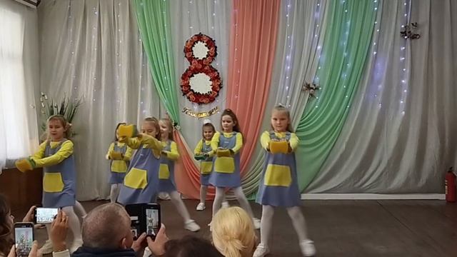"Моем, моем" в исполнении танцевального коллектива"ВРЕ