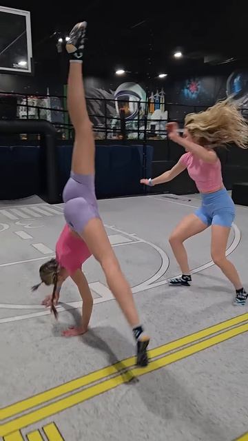 rtgAzvYySBQ - Cartwheel race with @itscocostar