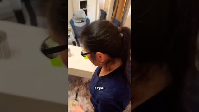 Хозяйка квартиры пришла помогать клеить обои . Ig:ialeksgu