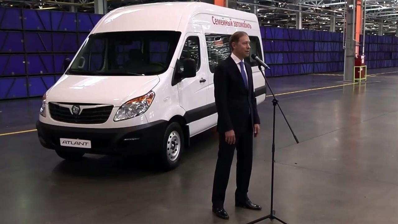 Денис Мантуров передал автобус многодетной семье из Ингушетии, с которой накануне общался президент