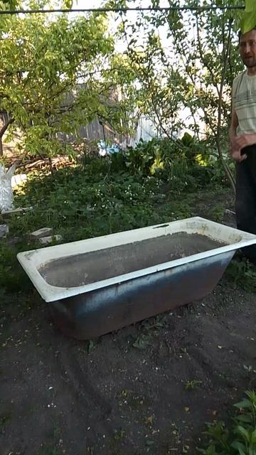 Муж передвинул с того места чугунную ванну.