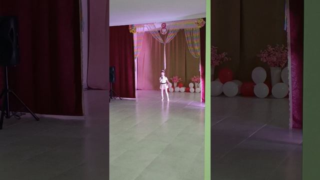 Вика с песней "Раз ладошка" Юловском