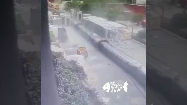 В Китае мужчину чуть не раздавило краном! Благо он успел заметить падающую махину и вовремя отбежать