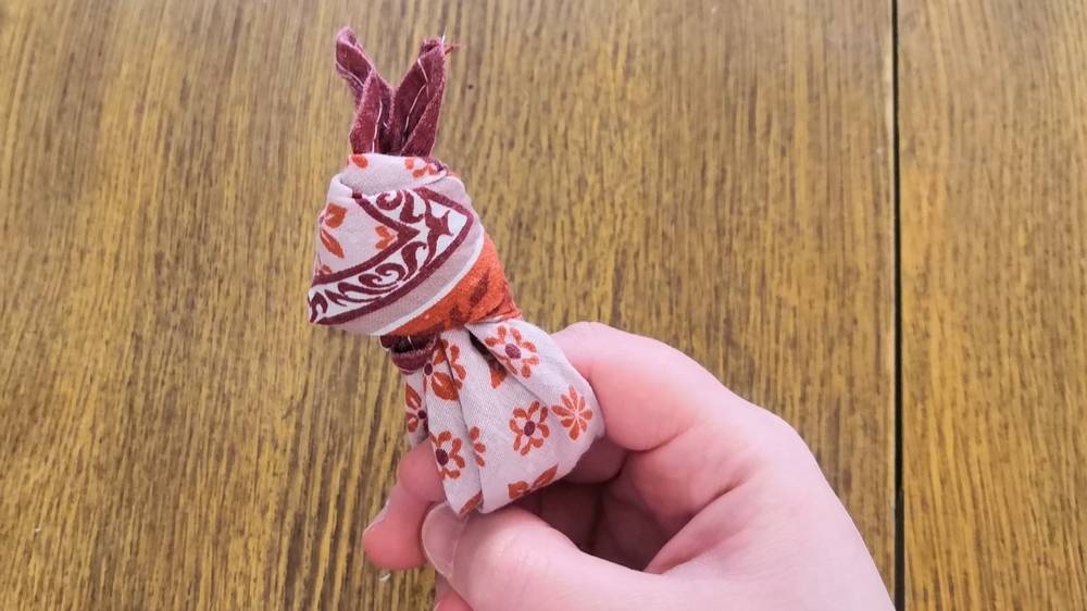 Как из обычного носового платка сделать куклу «Зайчик на пальчик»