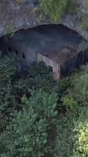 Загадочный заброшенный бункер в пещере.