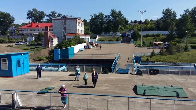 Теплоход Г. Жуков отходит от причала г. Чистополь.