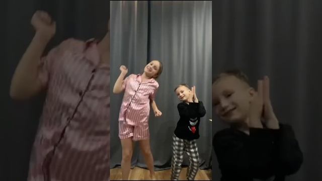 Семья поздравляет юбиляра.Семья Малыченко #семья #дом