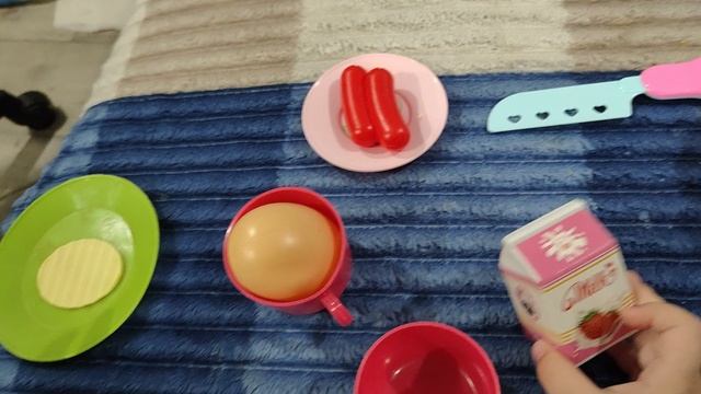 играем в детскую посуду, готовим из игрушечных продуктов